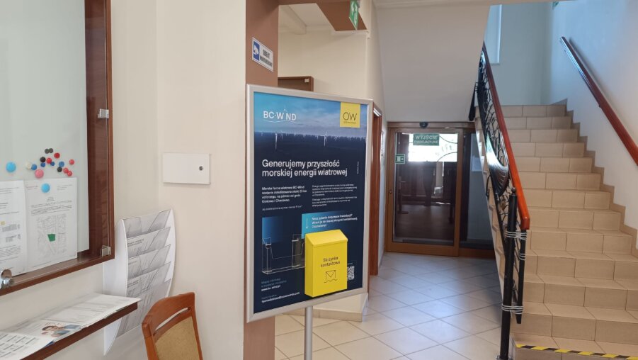 Żółta skrzynka kontaktowa BC-Wind przy tablicy informacyjnej projektu